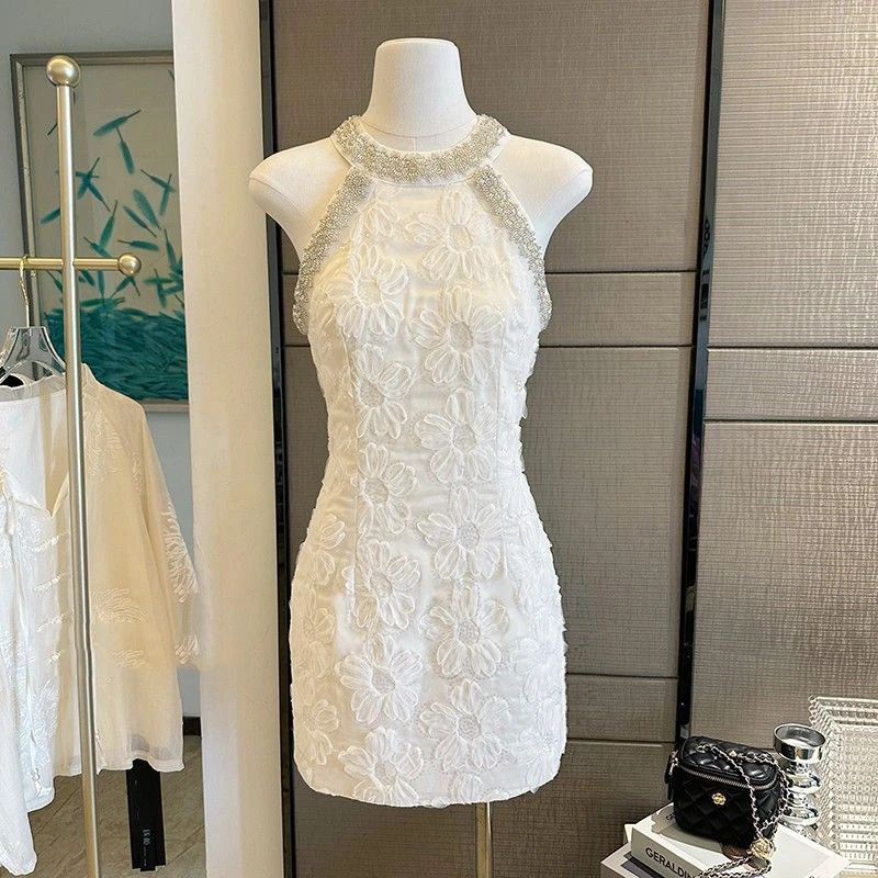 Sukienka damska letnia z koralikowym dekoltem, trójwymiarowym kwiatem, elegancka, podkreślająca figurę, styl cheongsam.