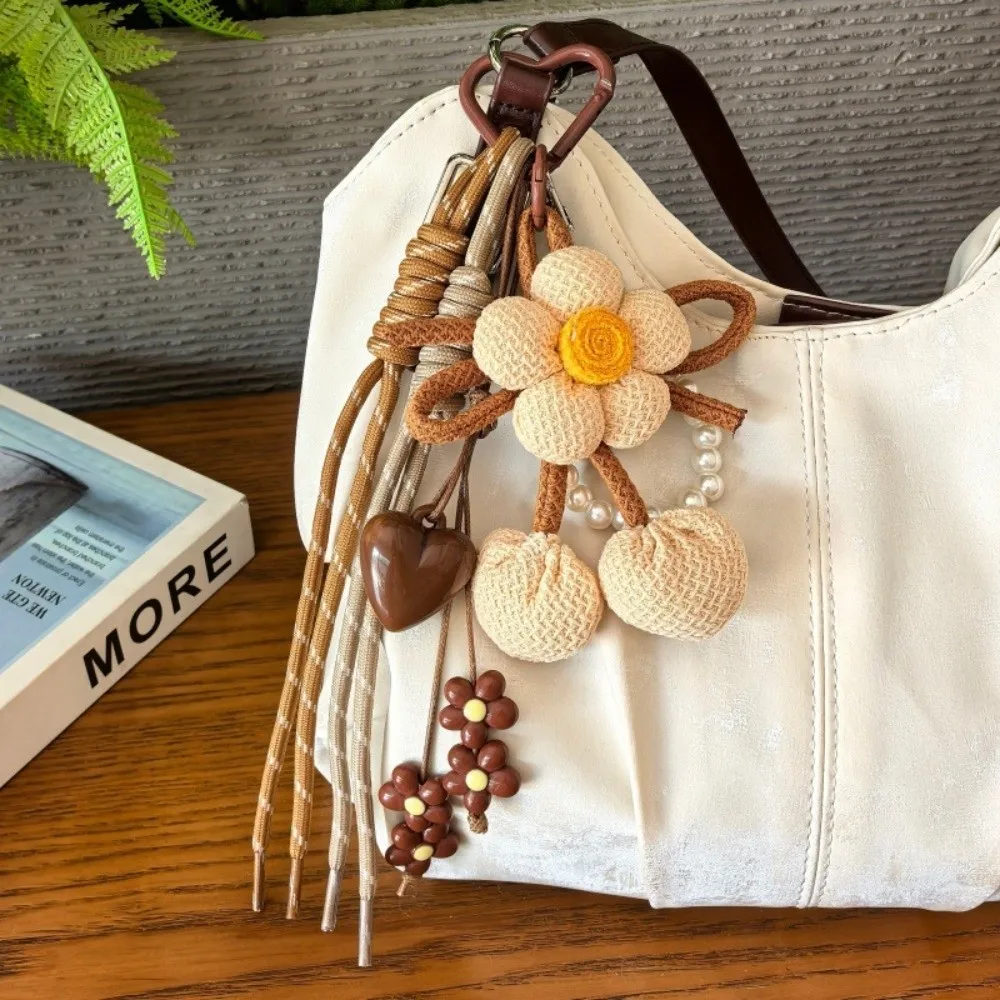 New Handmade Knitted Flower Bag Charm Cute Flower Shape Polyester Flower Keychain Pendant Pom Pom Knitted Charm Girls Gifts