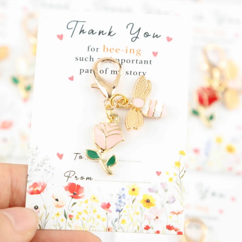 

Набор из 7 милых брелоков в виде пчелок и роз с карточкой-открыткой "Спасибо, ты такой важный элемент в моей жизни" и цветочной открыткой. Подходит для подарка семье и близким.