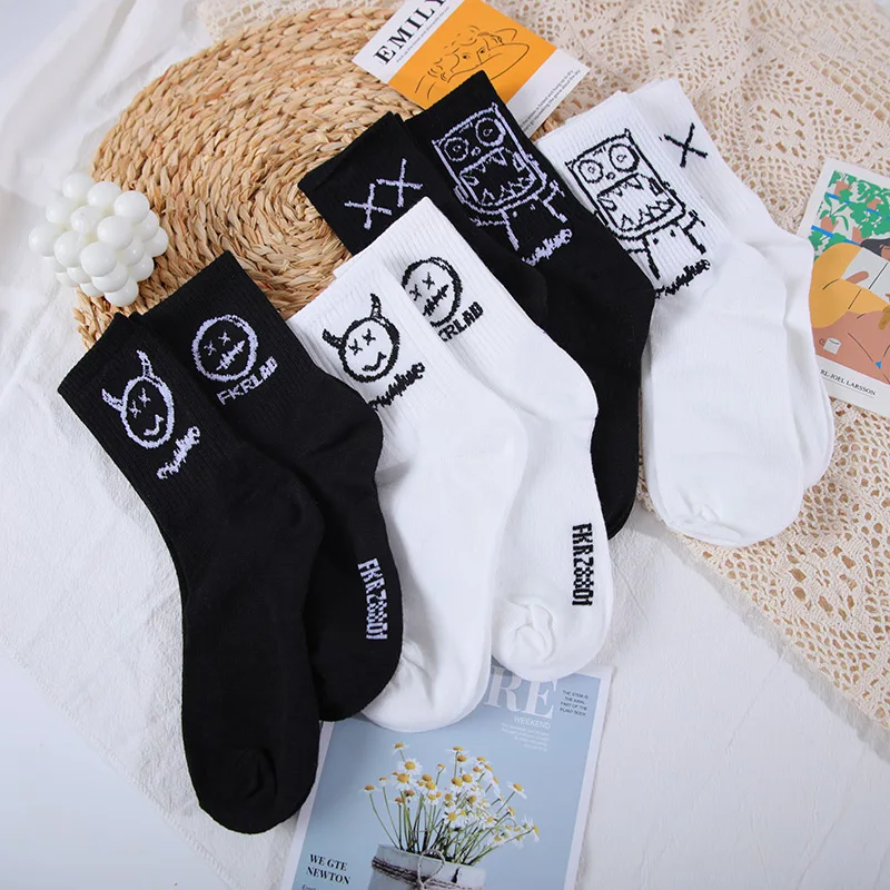 CHRLEISURE 4 Pairs/Set Long Barrel Socks Men\'s Black And White Socks Trend Cartoon Long Tube Comfortable Breathable Couple Socks