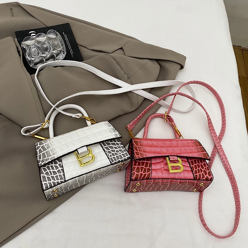 Trendy women's chain strap crossbody bag, fashionable handbag, classic women's shoulder bag with elegant designer letter logo