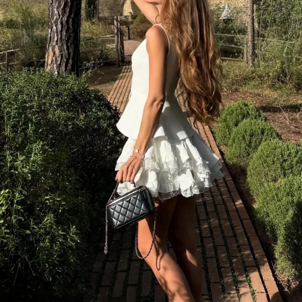 TWOTWINSTYLE Solide Zweiteilige Set für Frauen O Hals Ärmellose Strickjacke Weste Hohe Taille Gespleißt Spitze Rand Mini Rock Anzug Weibliche