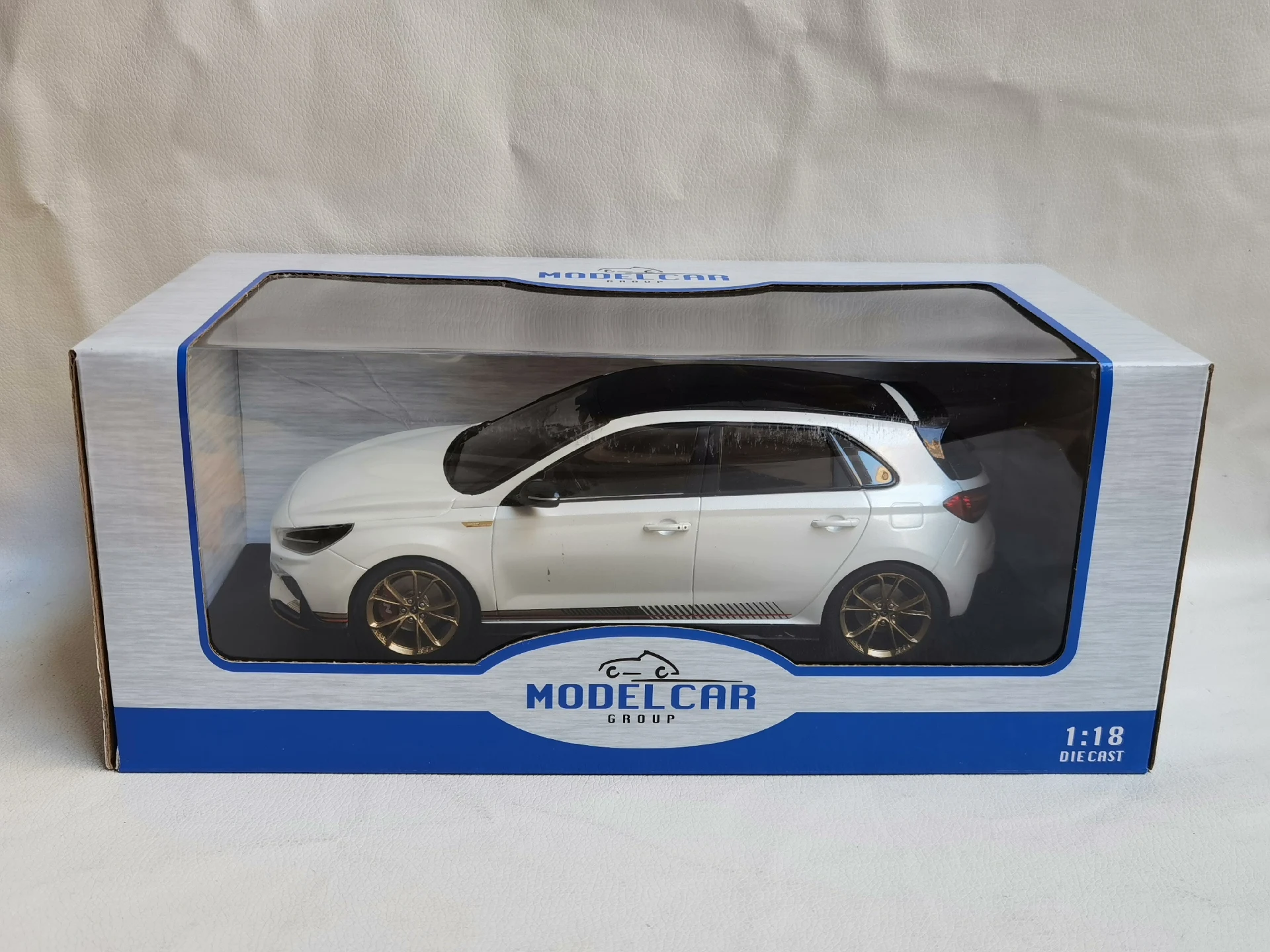 

The Right Inverted Mirror Detached and Fell Off Flaws Diecast MCG 1/18 Scale HYUNDAI I30 N SUV W6 Alloy Car Model