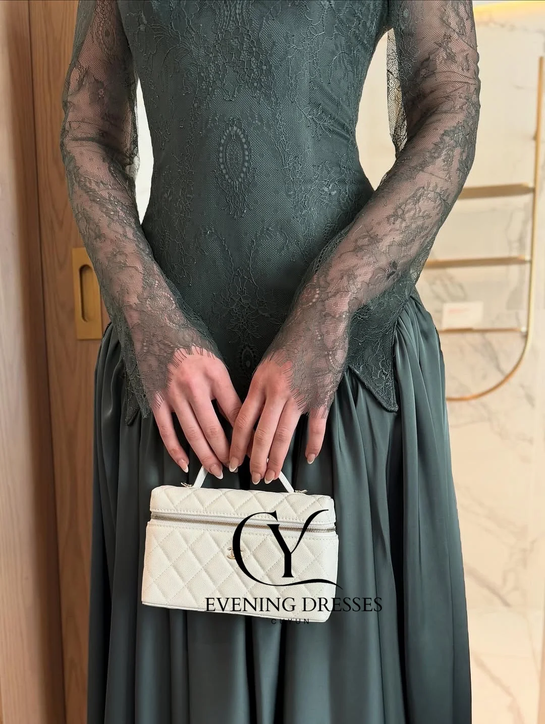 CUYUN فستان سهرة سعودي أخضر زيتوني دانتيل رقبة قارب وأكمام طويلة مرقع طويل للحفلات الراقصة فساتين مناسبة رسمية مخصصة