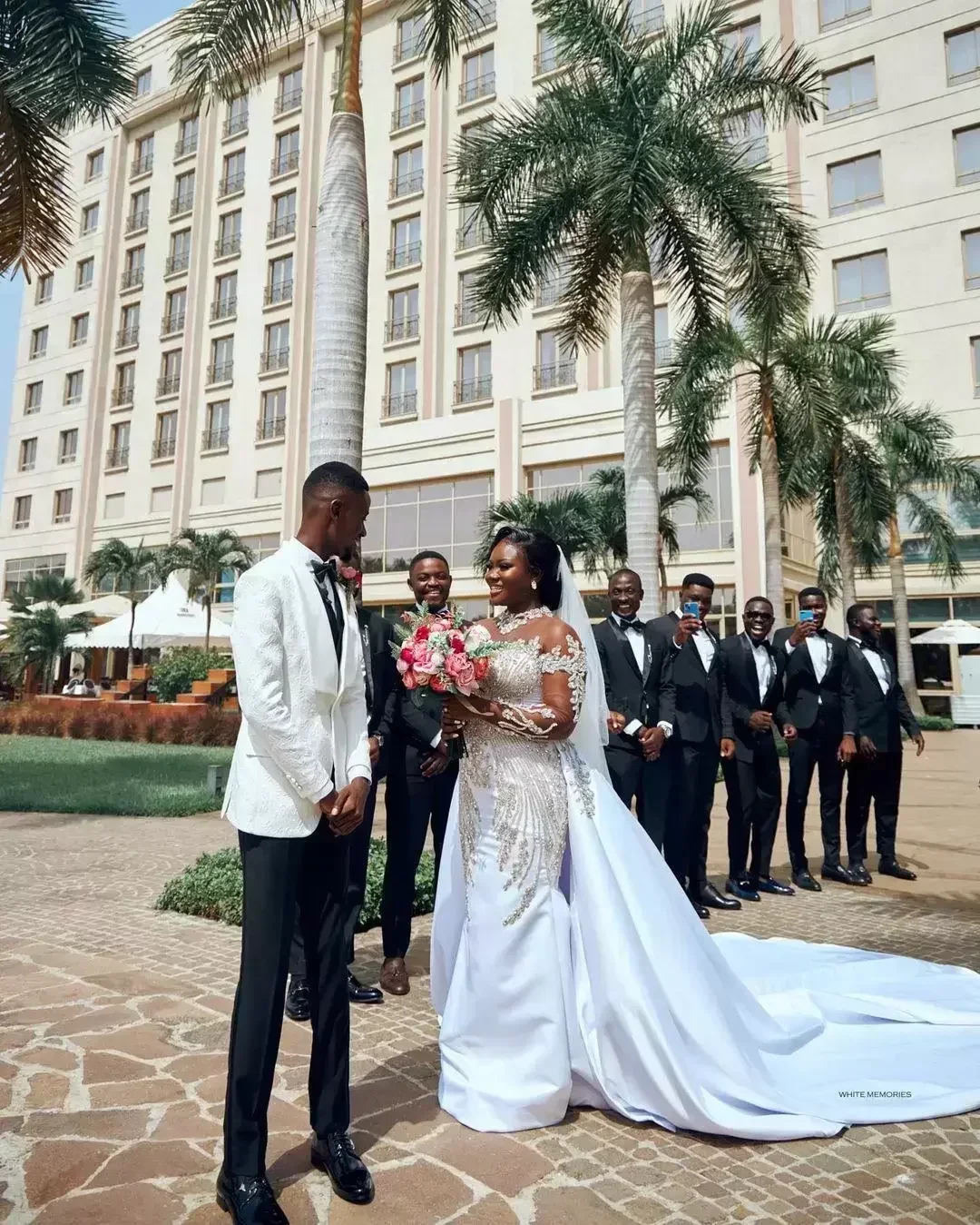 تخصيص فساتين الزفاف حورية البحر الرقبة العالية مع تنورة طويلة الأكمام بلورات الخرز الساتان الأفريقي حجم كبير أثواب الزفاف