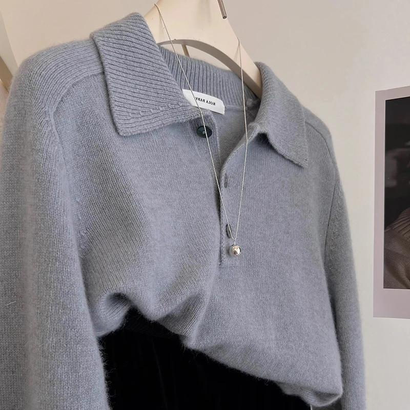 เสื้อสเวตเตอร์แคชเมียร์สีเทาสไตล์เรโทรสำหรับผู้หญิง เสื้อแจ็คเก็ตคอปกโปโลแบบสามกระดุม เสื้อถักสำหรับใส่เป็นเสื้อตัวในช่วงฤดูใบไม้ร่วง เสื้อท่อนบนให้ความอบอุ่น