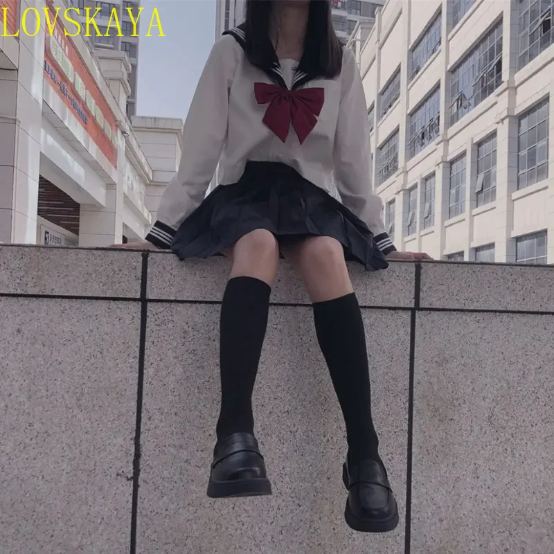 女性の日本のスタイルの学生の制服、ネイビーブルーの服、セクシーなネイビーブルーのjkセット、セーラーの花のシャツ、プリーツスカート