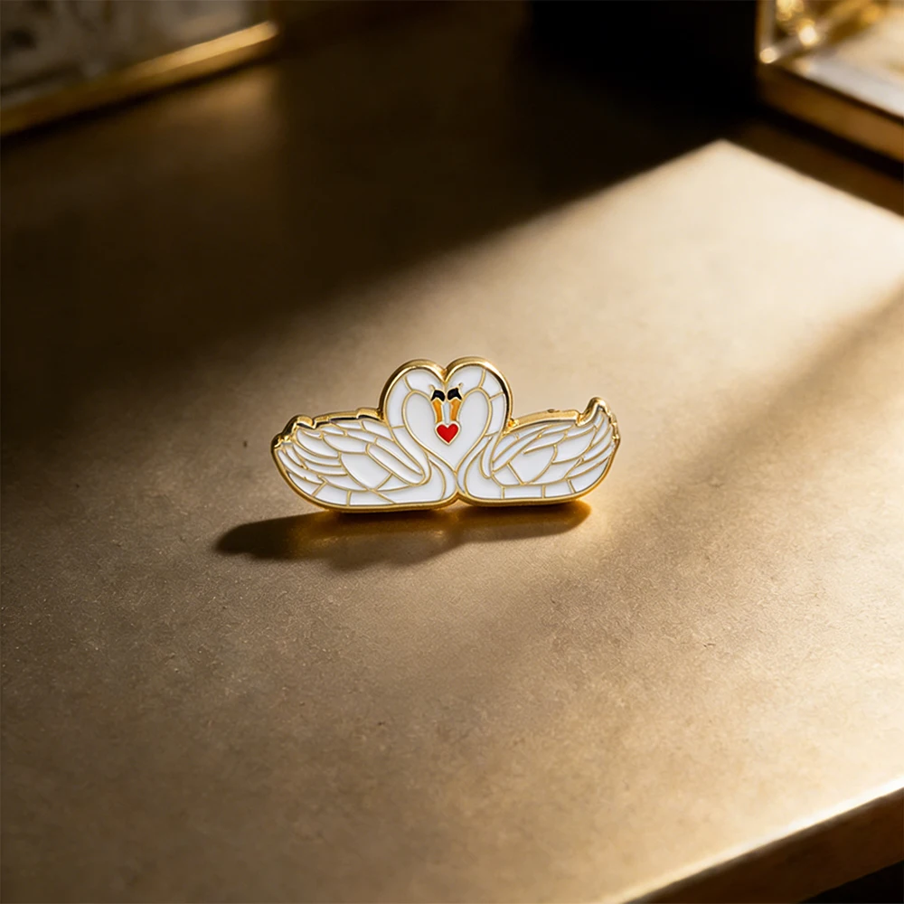 Romantische Paar-Schwan-Herz-Form Emaille-Brosche, Goldumrandete Zwillingsschwäne mit Rotem Herz, Anstecknadel, Rucksack-Accessoire, Urlaubsgeschenk – Detail 8