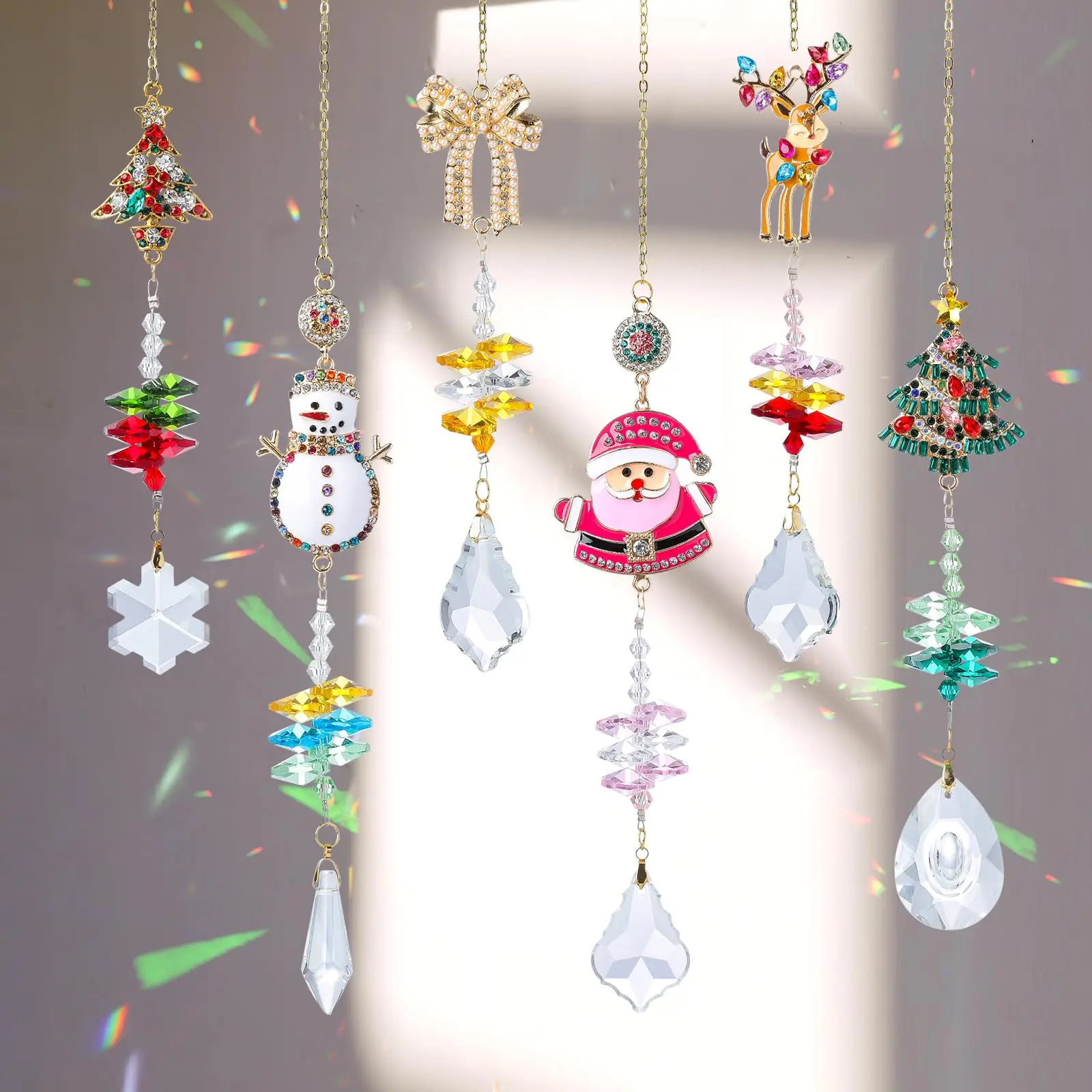 Eine farbenfrohe Weihnachtskristall-Sonnenfänger-Anhängerdekoration, ein hängender Kristallprisma-Regenbogenhersteller, geeignet für Fenster und Garten