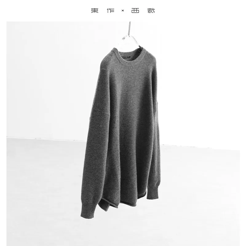 70% Wełna + 60% Kaszmir ~ Sweter z kaszmiru i wełny w stylu minimalistycznym, z zaokrąglonym dołem i wywijanymi brzegami, z okrągłym dekoltem.