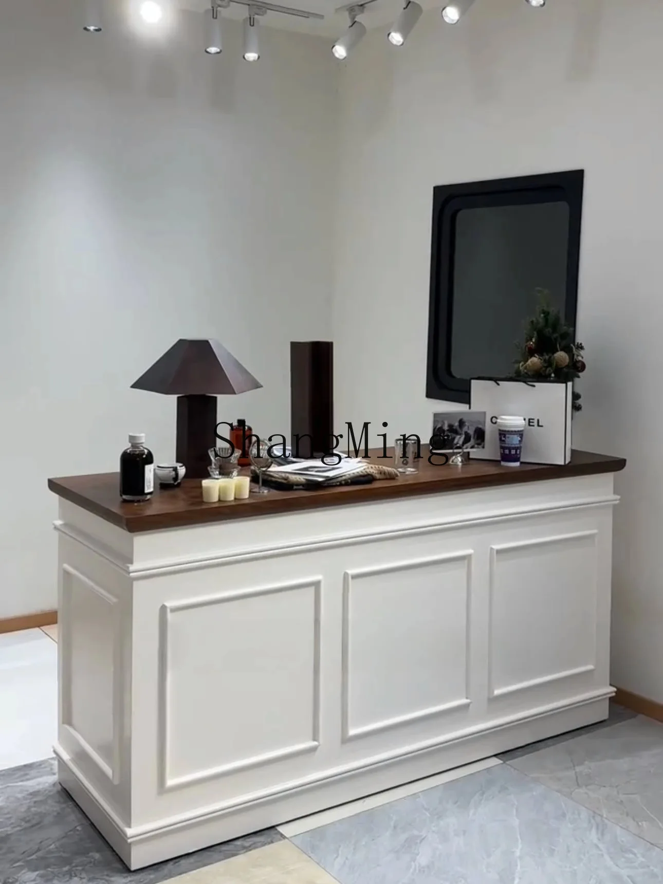 

Магазин CL, небольшая стойка регистрации, магазин одежды, касса, простой современный бар, цветок