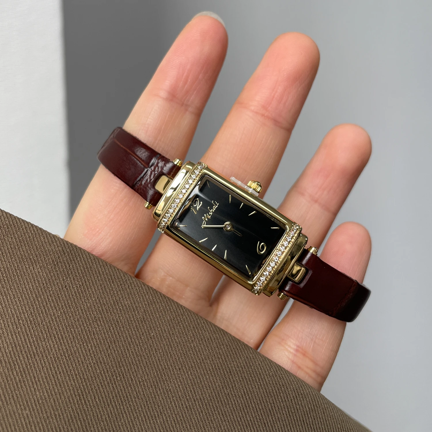 ساعة يد نسائية جديدة، طراز طوب ذهبي مربع، ساعة نسائية عالية القيمة وأنيقة، ساعة يد فنية احترافية جديدة. #2