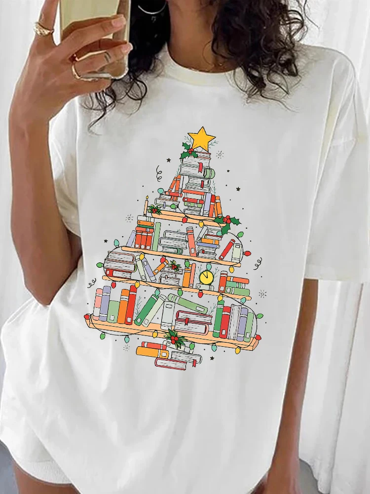 Świąteczna koszulka damska z grafiką drzewka książek, codzienna bluzka z okrągłym dekoltem, świąteczny literacki wzór, koszulki świąteczne do czytania.