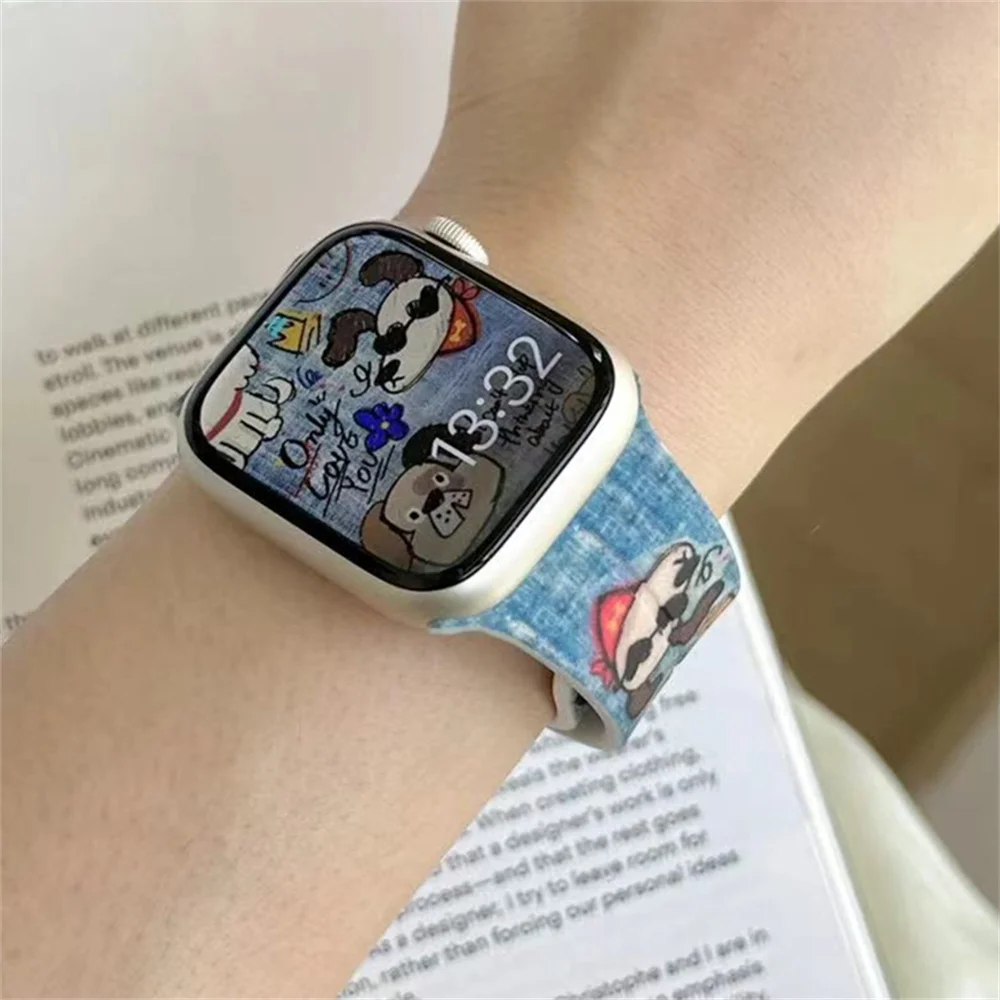 Tie Dye Denim Cartoon Band para Apple Watch, Dog, Cat, Ultra Soft Strap para iWatch, Bonito, 9, 8, 7, 6, 5, 4, 3, 2, SE, 41 milímetros, 49 milímetros, 45 milímetros, 44 milímetros, 42 milímetros, 40 milímetros, 38 milímetros