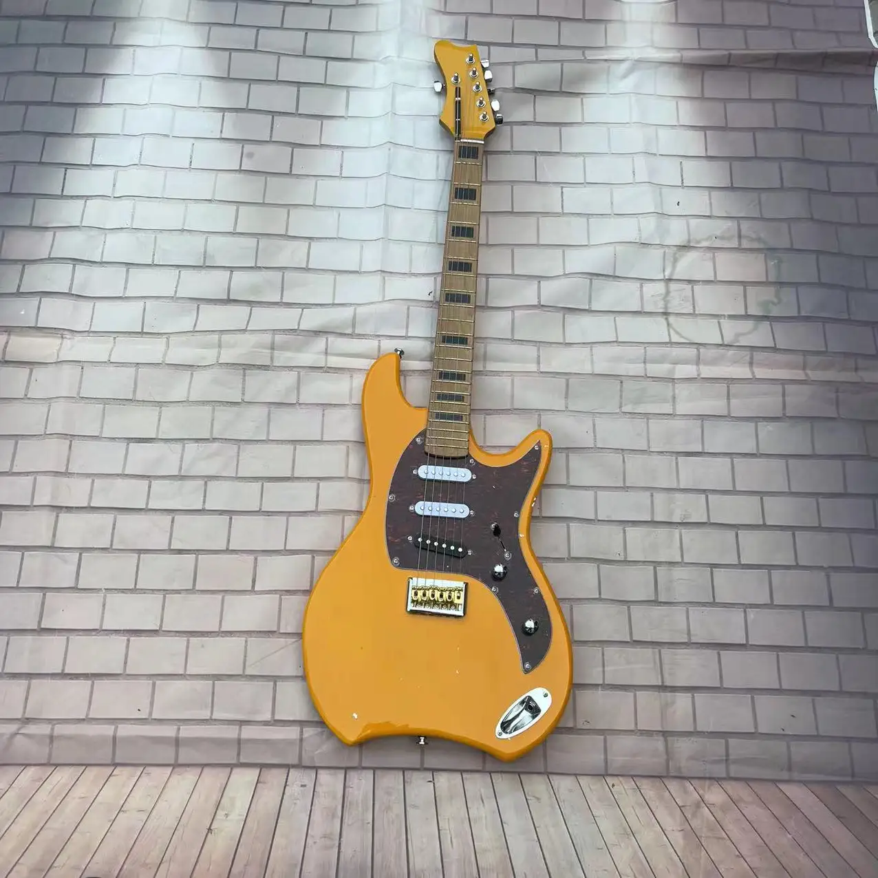 In stock, 6-chord shaped electric guitar, yellow body, with real shipping pictures. Order and ship immediately