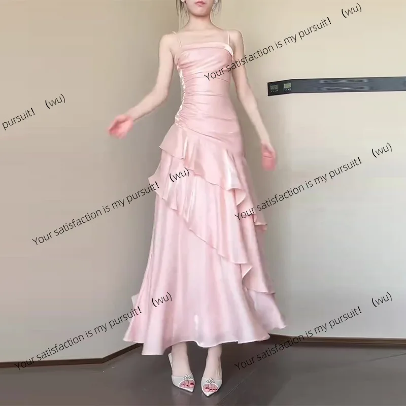 

Женское летнее тонкое розовое платье с рюшами и подтяжками