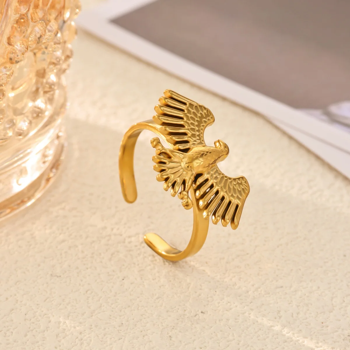 Goldfarbener Adler-Offener Ring aus Edelstahl, Fliegender Vogel, Falken, Verstellbarer Statement-Fingerring für Damen und Herren, Trendiger Tierschmuck – Detail 5