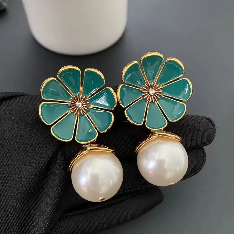 Vintage Europe Designer Flower Pearl Ear Clip Earrings Woman Jewelry Trend