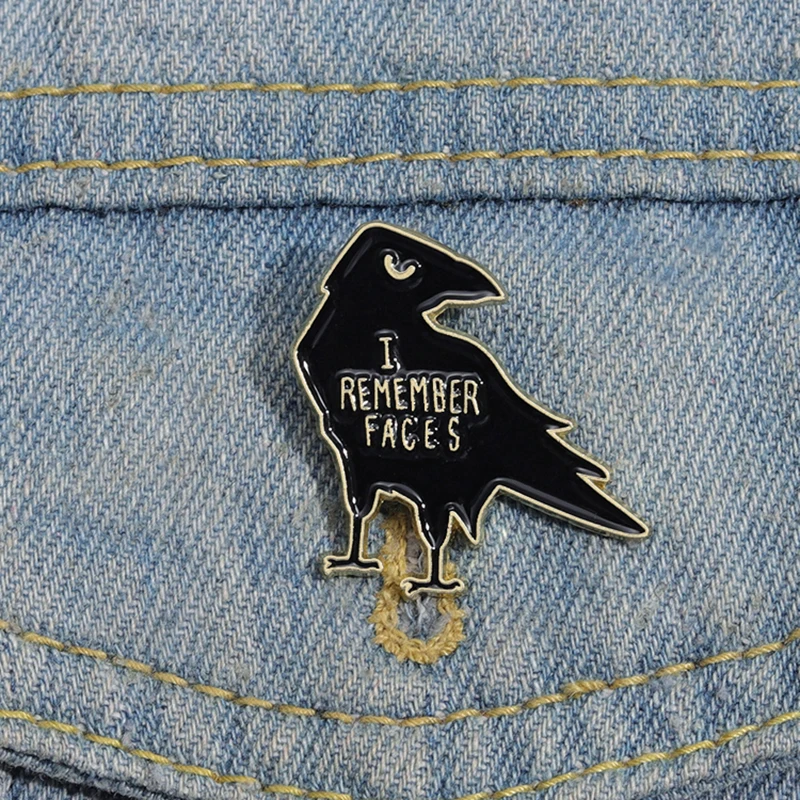 

Creative Black Raven Enamel Brooch Cartoon Letters I Remember Faces Animal Metal Badge Punk Lapel Pins Jewelry Gifts