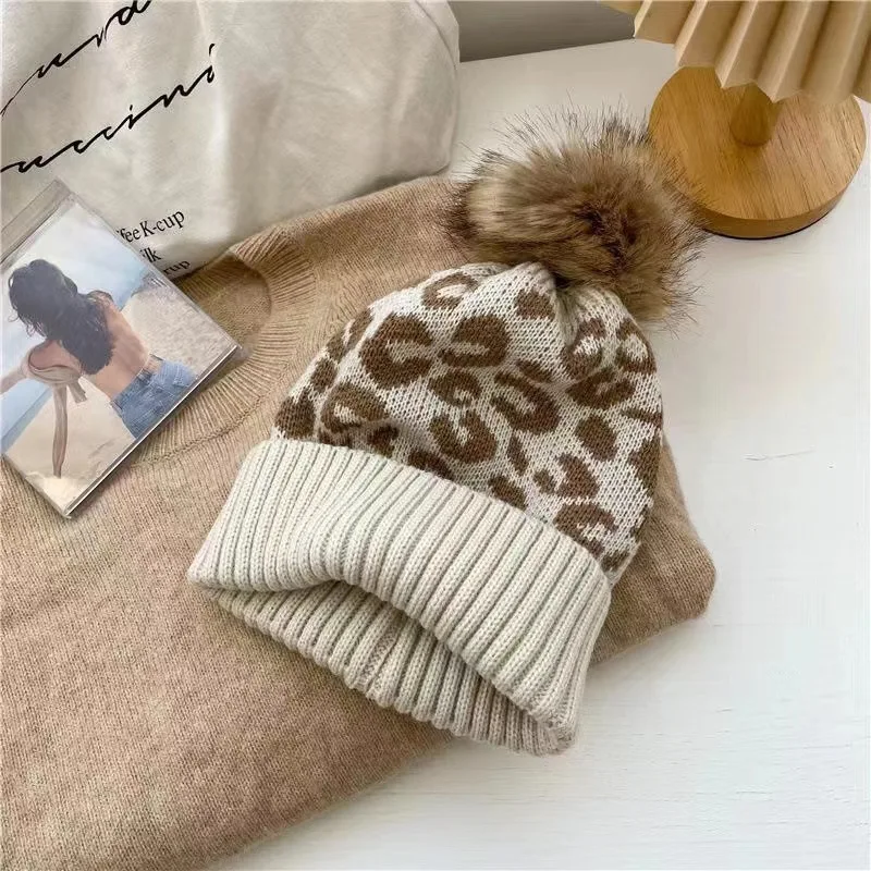 للجنسين الخريف الشتاء ليوبارد طباعة نمط شعري متماسكة قبعة القبعات الدافئة في الهواء الطلق مع ليوبارد طباعة توالت كرات الفراء قبعة صوفية