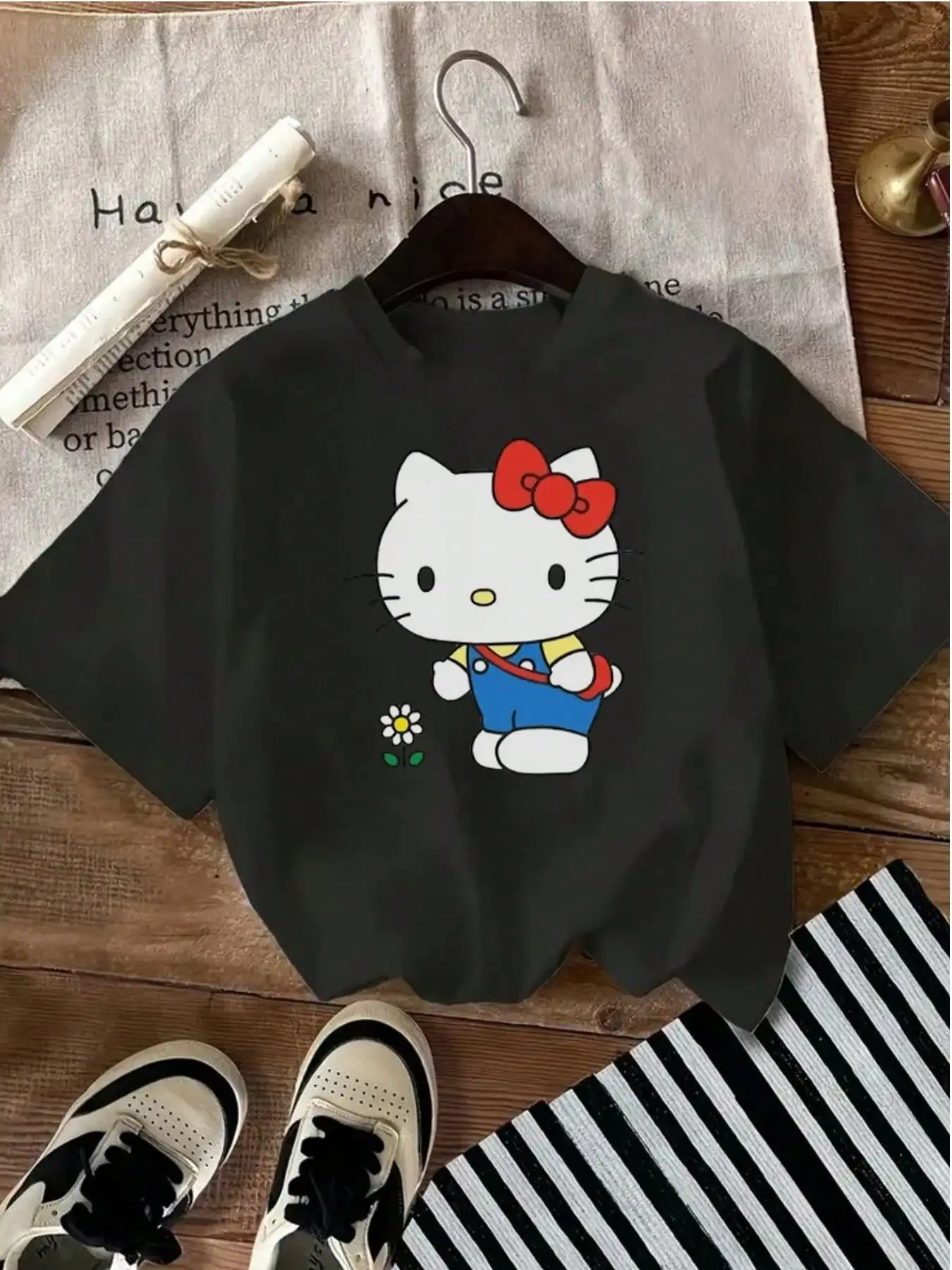 

Хлопковая футболка Sanrio с милым персонажем клубничной тематикой и короткими рукавами, летняя футболка с принтом «Hello Kitty», 2025 летние повседневные топы