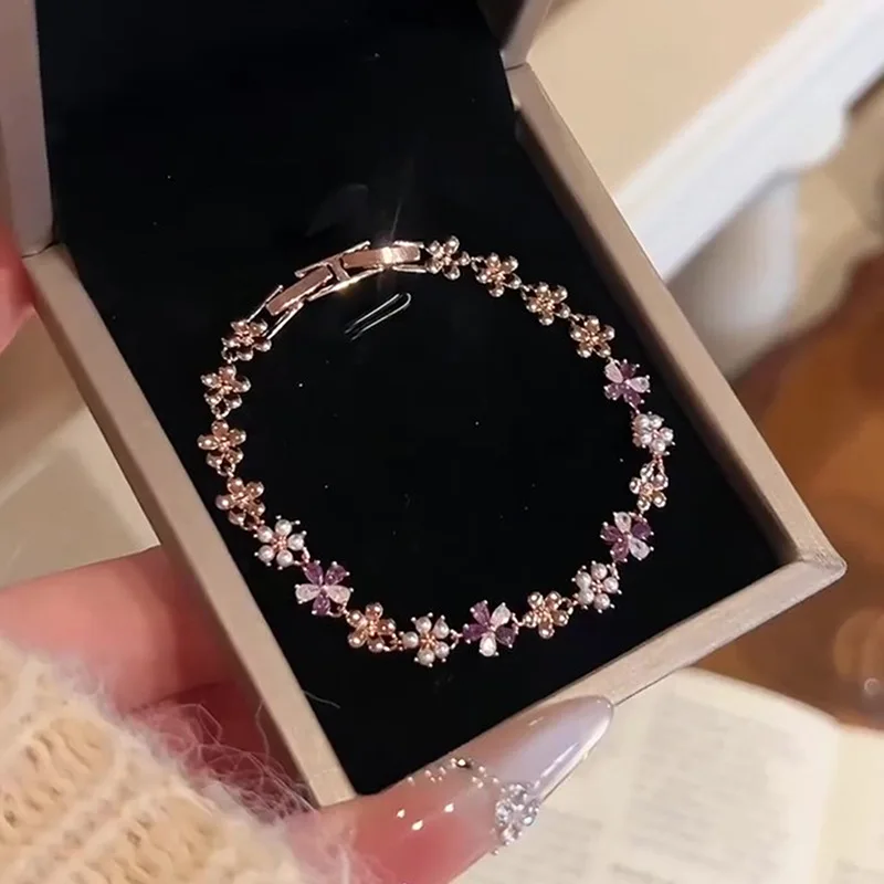 

Браслет с жемчугом и цирконами в форме цветка, новинка 2026 года, нежный, модный, минималистичный, легкий люкс, элегантный, изысканный, для повседневной носки, женский, ювелирное украшение, подарок