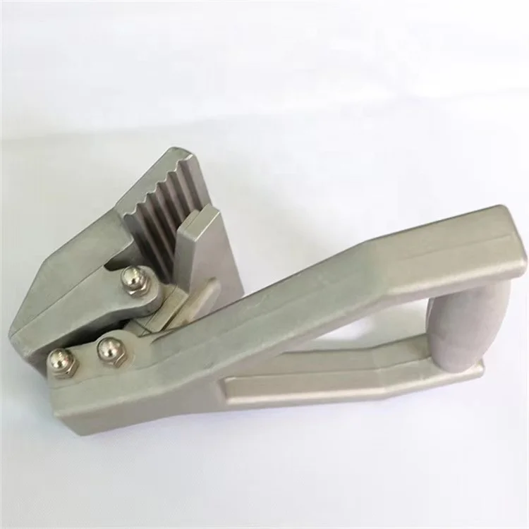 Carpet puller jaw clip for automatic installation or removal