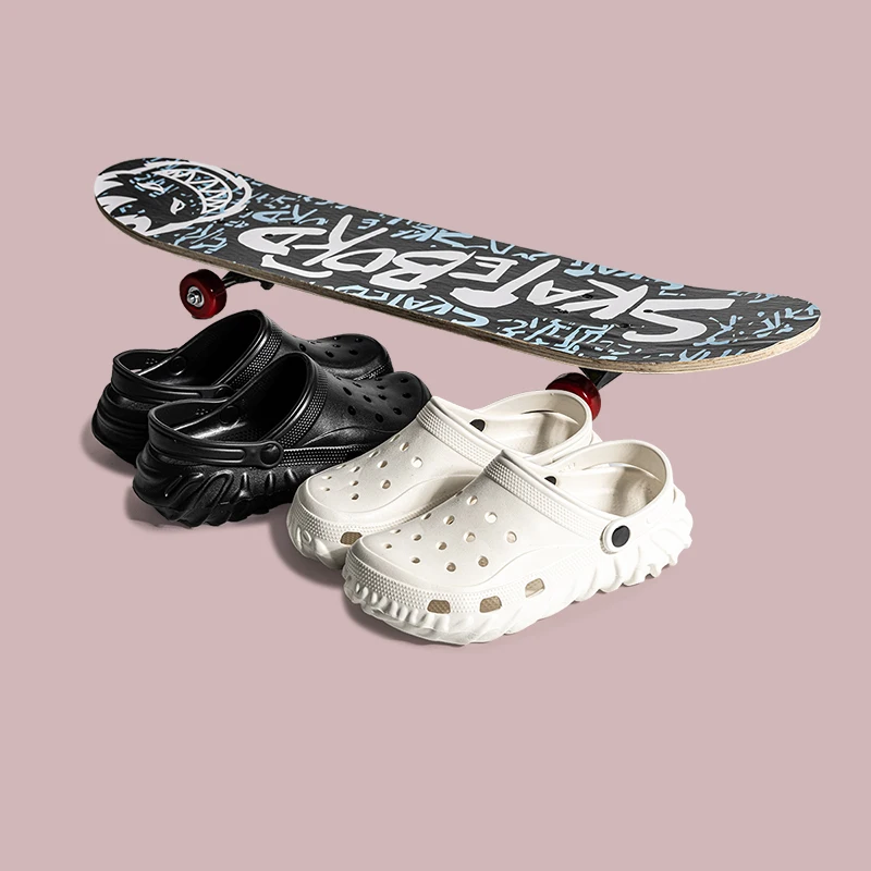 

2025/мужские тапочки с отверстиями, летние модные садовые сабо, уличные пляжные тапочки, новая домашняя обувь с отверстиями, модная универсальная обувь