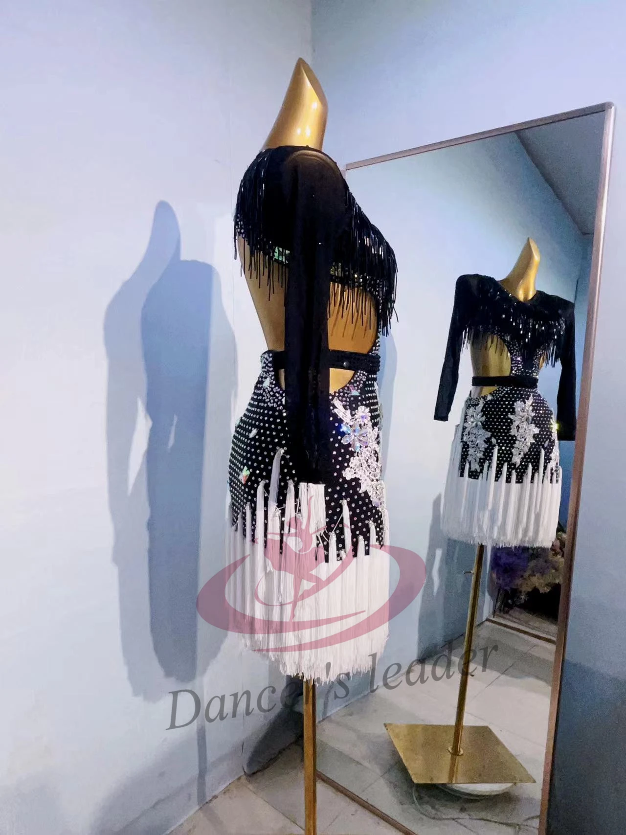 الرقص اللاتيني المنافسة الدولية الملابس المهنية الراقية مخصصة فستان على طراز السامبا أبيض وأسود مطابقة