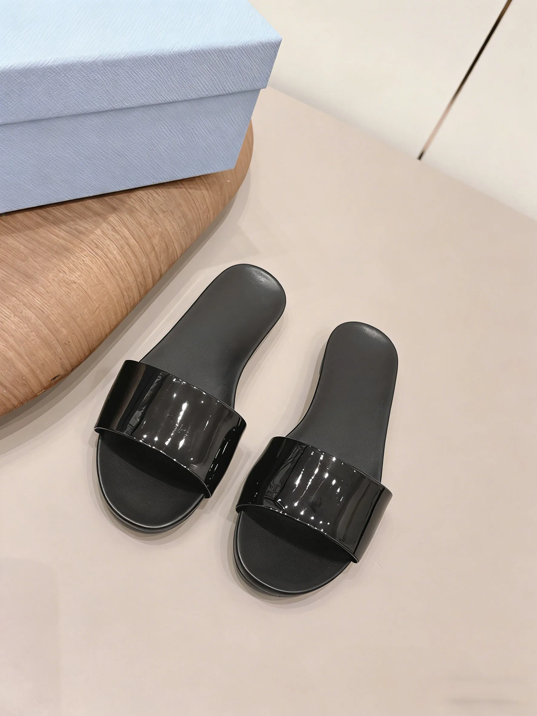 

High-Quality Fashionable Flat Bottom Ladies Slippers Comfortable Home Wear Anti-Slip Soft Sole Women's Sandals 26030145-1