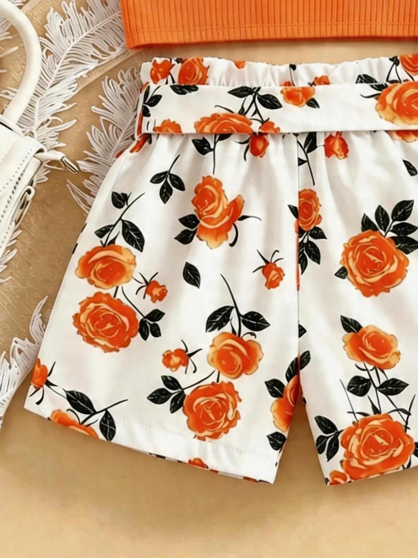 Mädchen-Kleidungsset in einfarbiger Ausführung mit ärmellosem Oberteil und Shorts mit Schleifenborte, diagonales Kragendesign für Kinder. – Detail 5