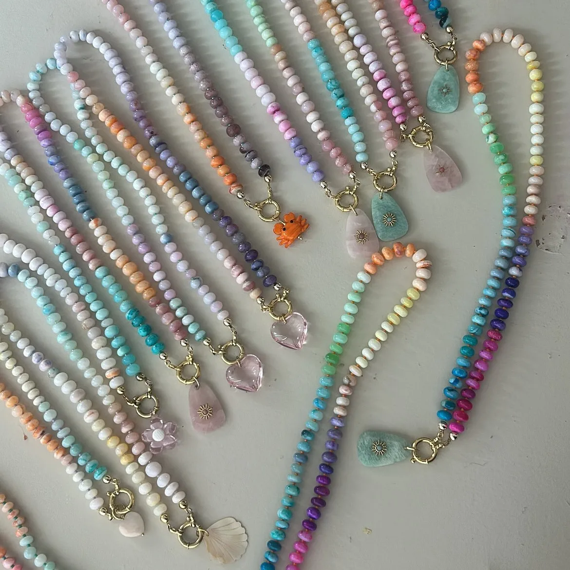 Neue Edelstahl-Halskette mit Farbigen Glasperlen, Handgewebter Geometrischer Naturstein-Blumenanhänger, Sommer-Boho-Schmuck