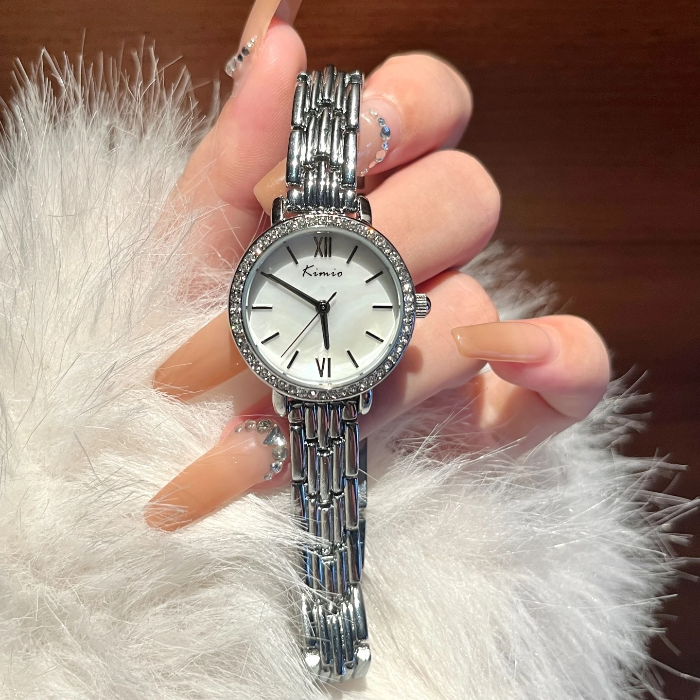 Orologio da donna squisito e piccolo stile Hepburn Orologio al quarzo da ragazza elegante e casual alla moda Orologio da regalo con braccialetto coordinato quotidiano