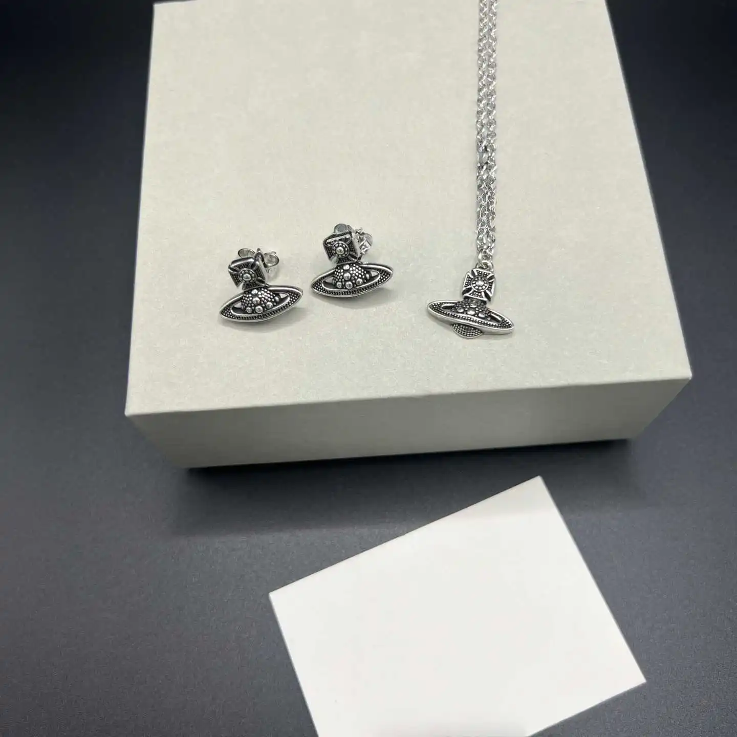 S925 فضة بريق زحل الشرير خمر قلادة قلادة ضوء مجوهرات السيدات الفاخرة الأنيقة