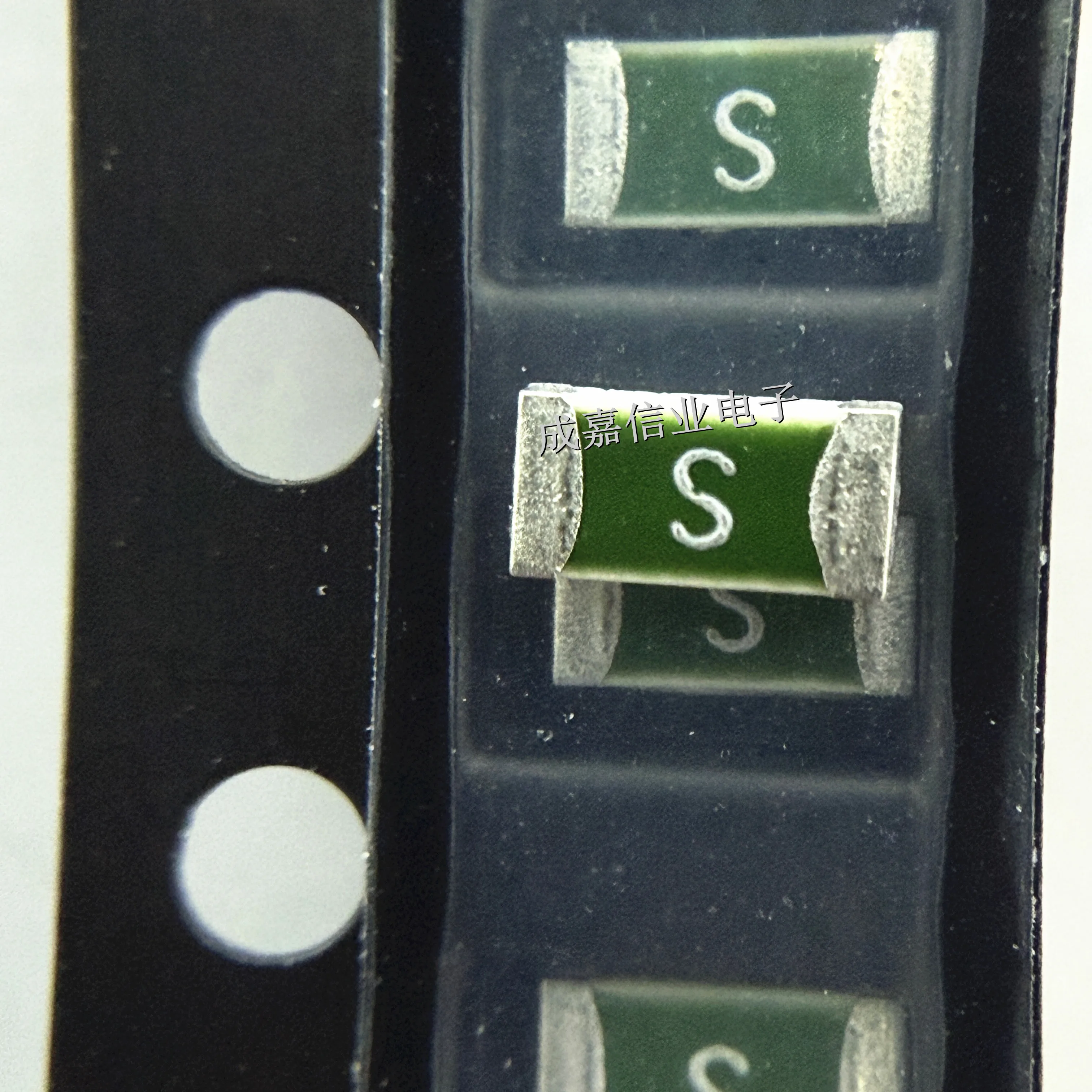 

10 шт./лот CC12H4A-TR 1206 (3216 метрические) 4A 63 В предохранители для поверхностного монтажа AEC-Q100 Рабочая температура:- 55 C-+ 125 C