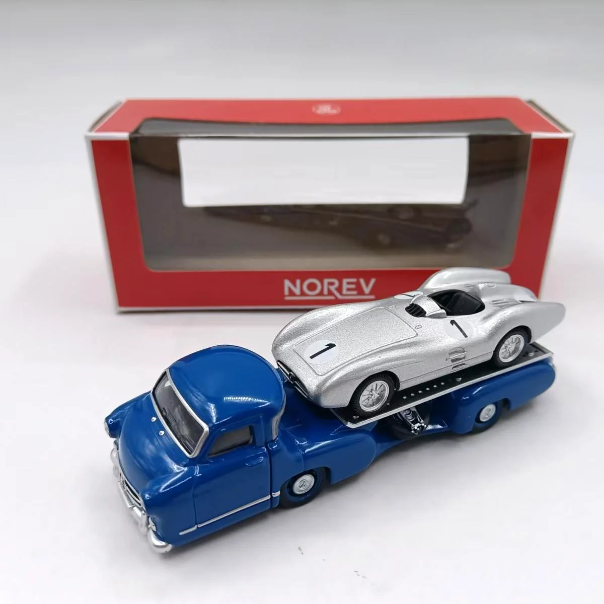 

Литой под давлением масштаб 1:64 NOREV Benz прицеп-транспортер синий сплав модель автомобиля Коллекционная игрушка в подарок сувенир дисплей орнамент