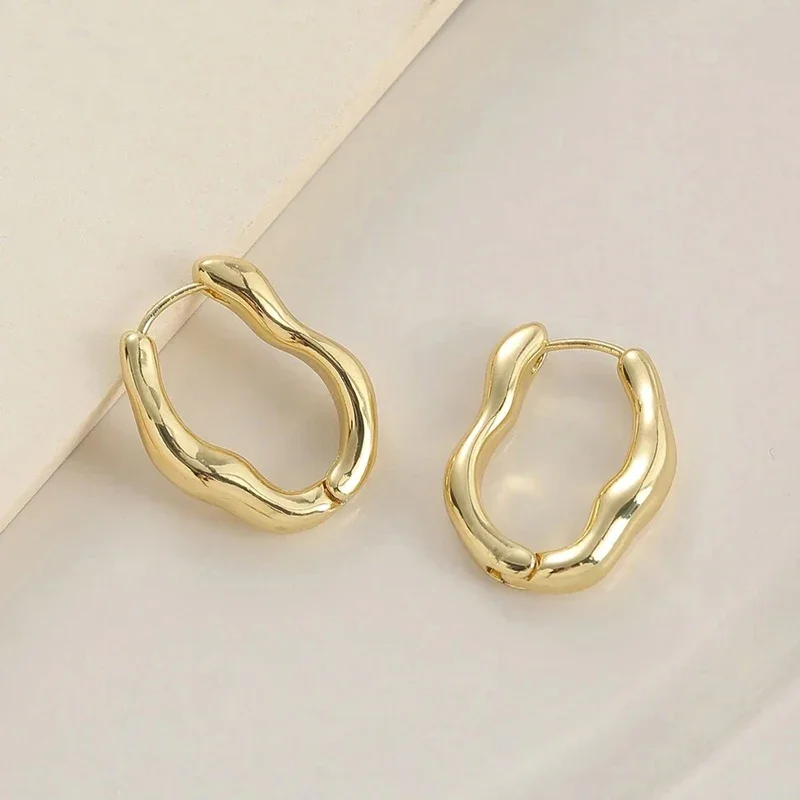 Huitan neue trend ige glänzende unregelmäßige weibliche Creolen elegante edle Ohr Accessoires ästhetische Luxus Hochzeit Versprechen Schmuck