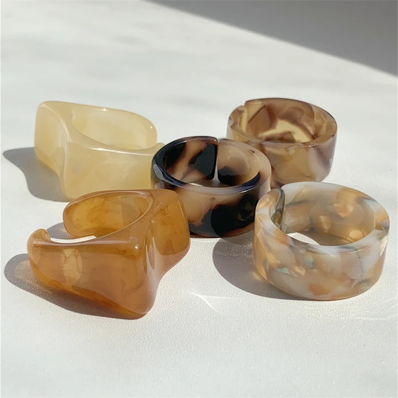5-piece set of Bohemian acrylic resin ring set for women, elegant, fashionable, personalized, and elegant. The design of the hal