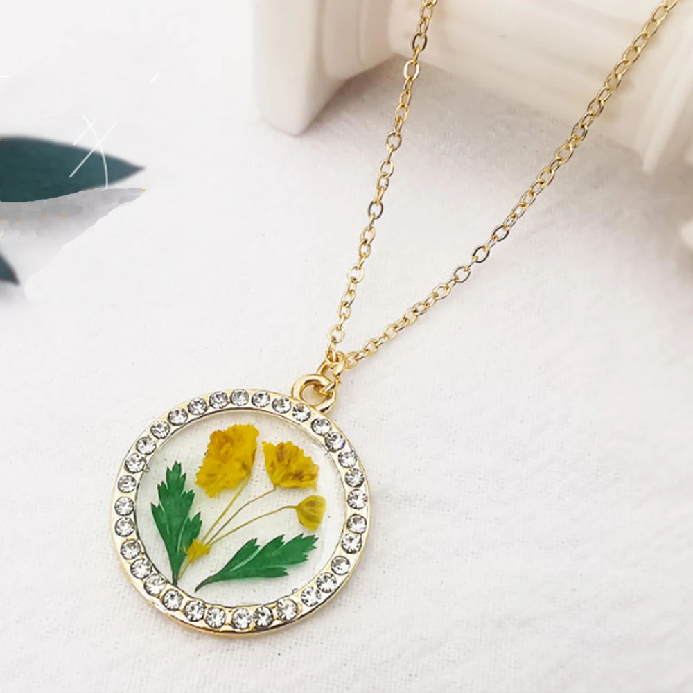 

Renya Real Dried Flower Round Pendant Short Necklace Eternal Flower Rhinstone for Women Romantic Jewelry Accessories Gift