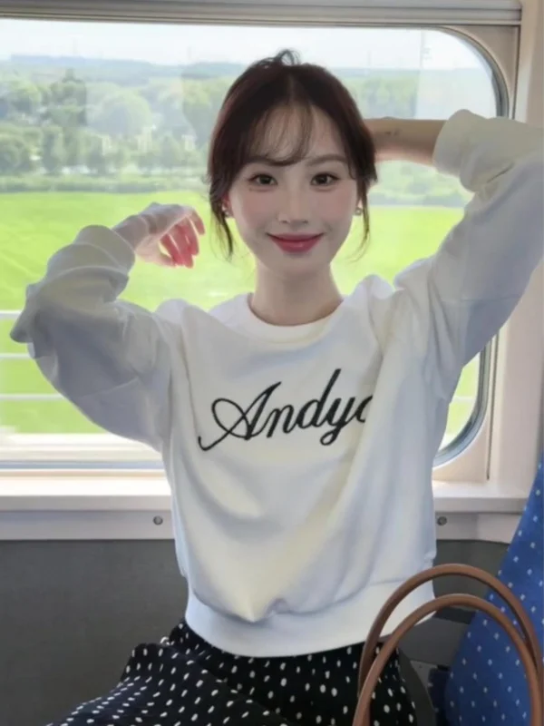 Korean Sle round Ne Sweatirt Women's White ort Wide Fit T-irt Faionable Early Autumn New Design Letter Print