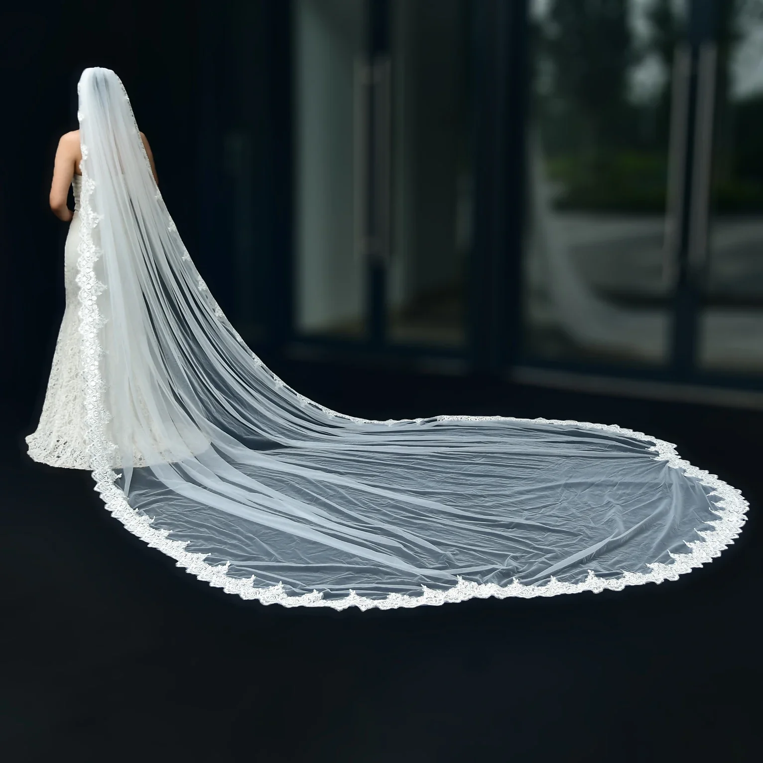 Real Photo 3.5m length 3m wide One Layer Wedding Veil With Comb White Lace Edge Bridal Veils Ivory Appliqued Cathedral Wedding