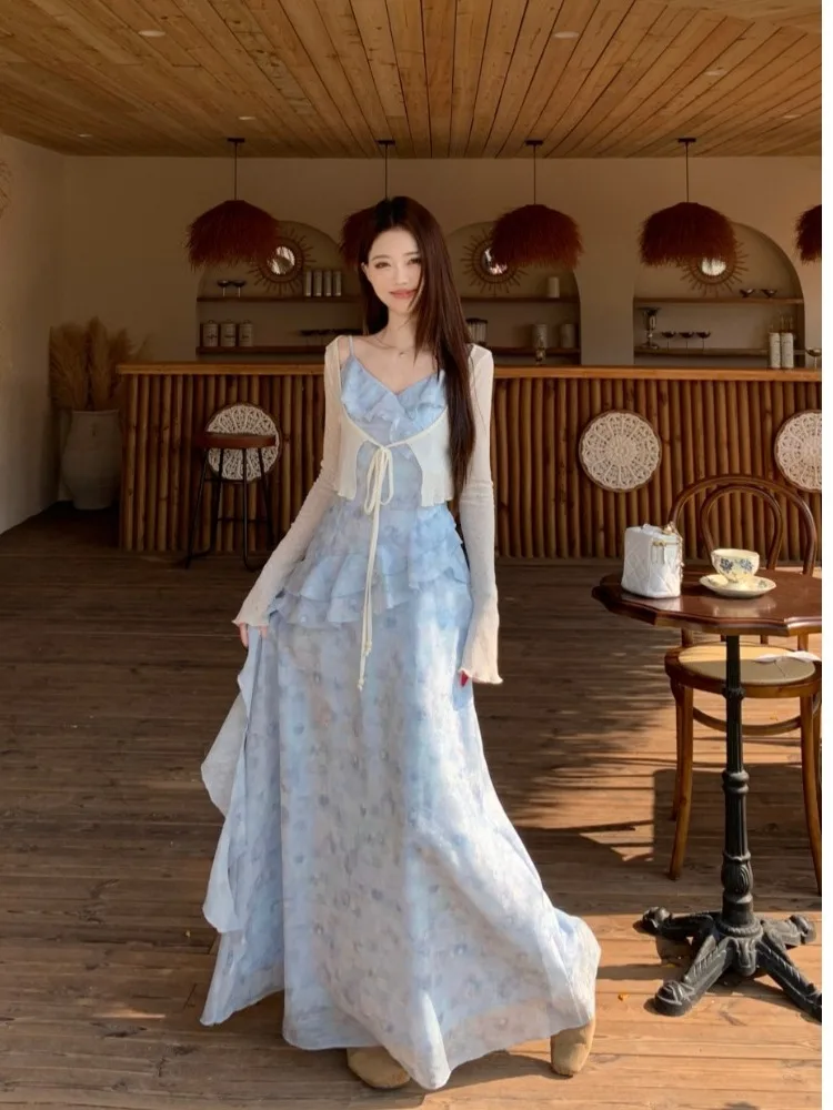 

Синее женское летнее платье оверсайз нового фасона с асимметричным подолом, завязками на шее, кружевной отделкой и юбкой А-силуэта в корейском стиле