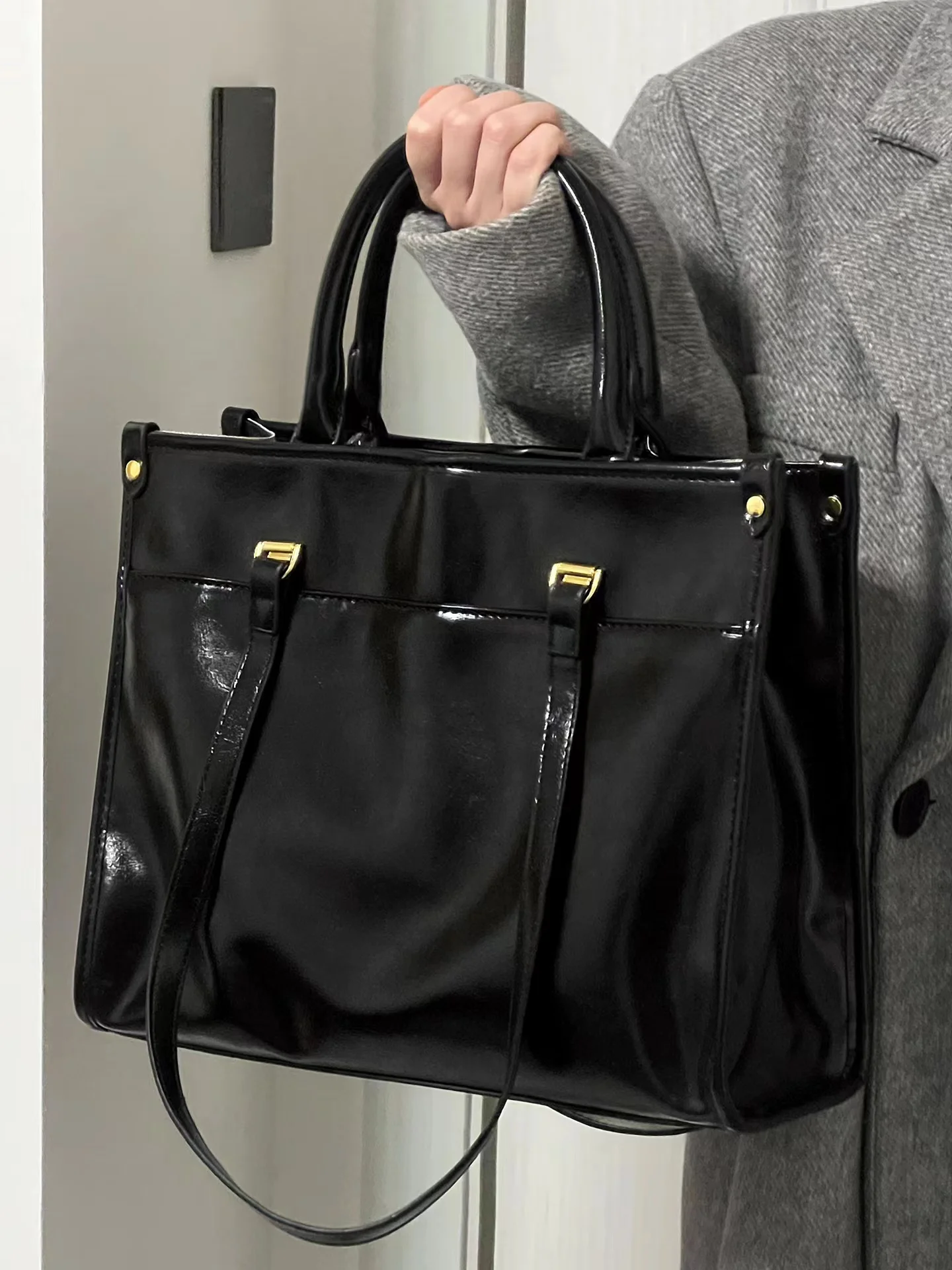 Black PU High Capacity Tote Bag 2023 Women\'s Lacquer Leather Shiny Face Portable Briefcase Classic Fashion Commuter Shoulder Bag