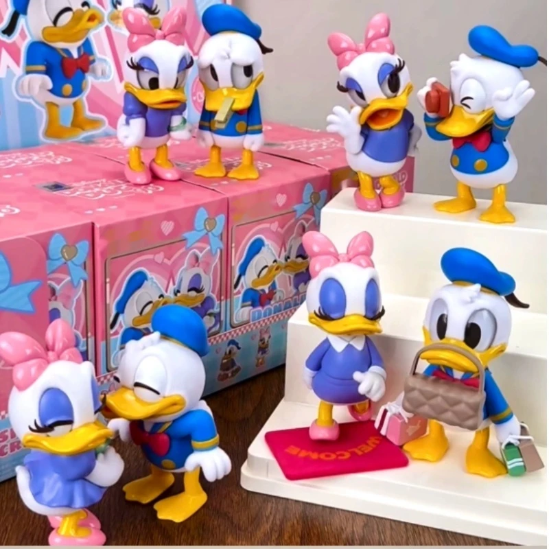 Pato Donald con la serie Daisy, diseños de cajas ciegas, 2 secretos, figura de Anime, modelo Kawaii, juguetes de adorno de escritorio