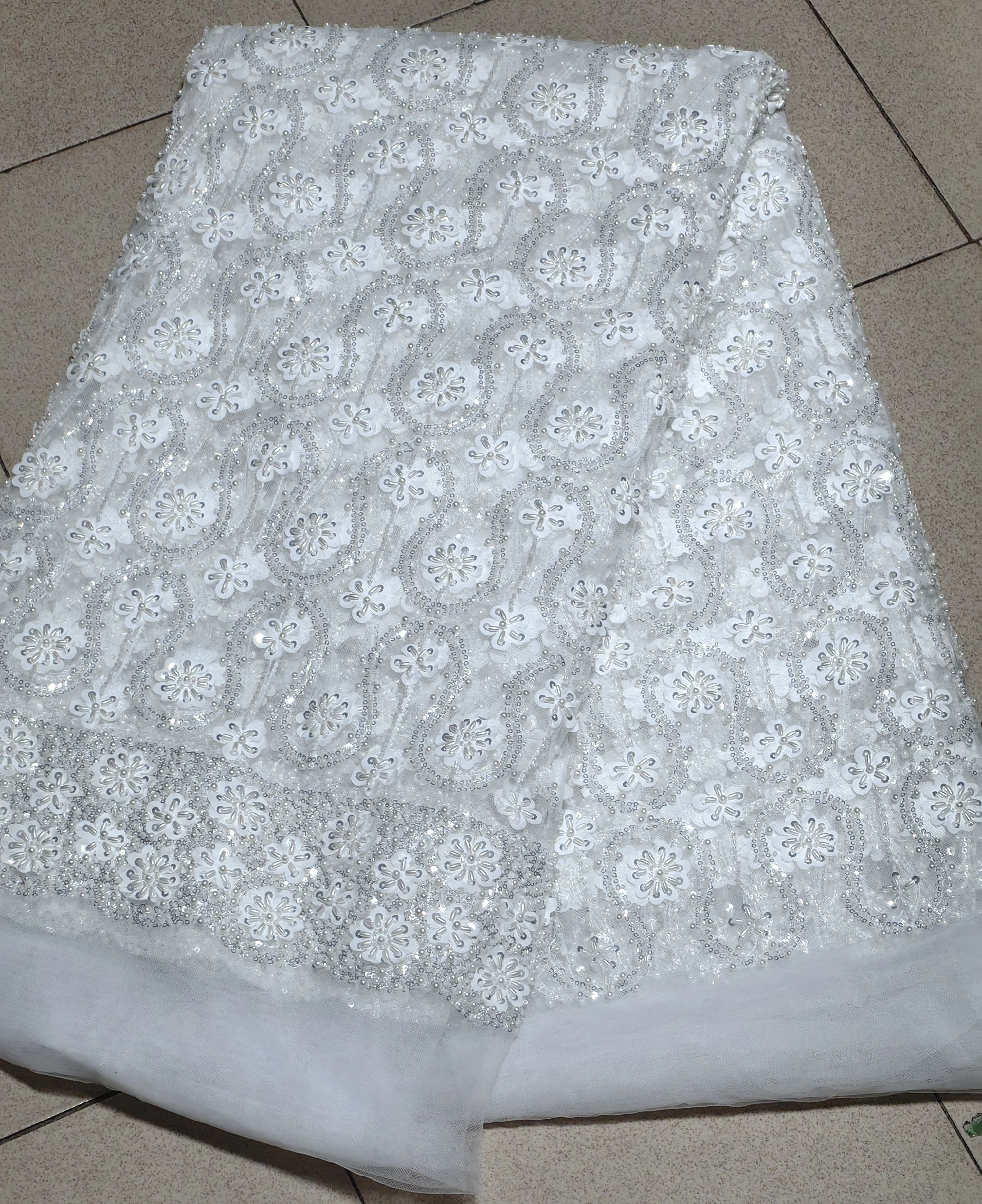 

Нигерийское гипюровое кружево с 3D цветами, новейшая африканская французская сетчатая кружевная ткань 2026 года для женских свадебных и праздничных платьев с камнями