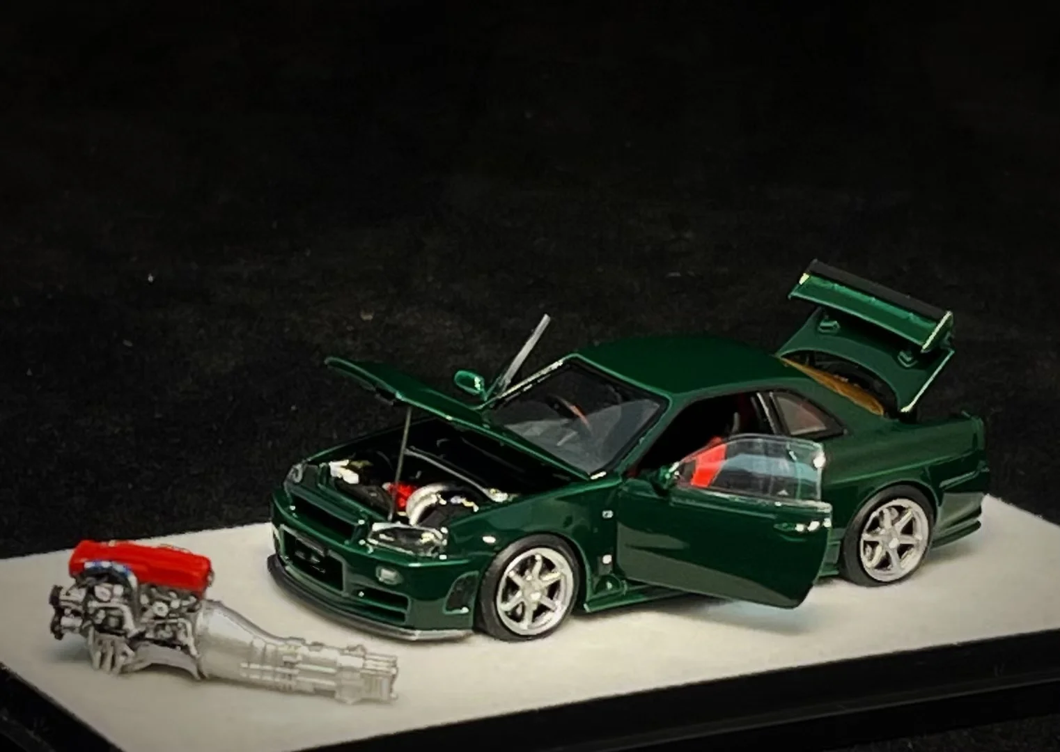 PGM 1:64 GTR R34 aleación verde británica modelo de coche de simulación totalmente abierto regalo de colección: una cabeza de motor