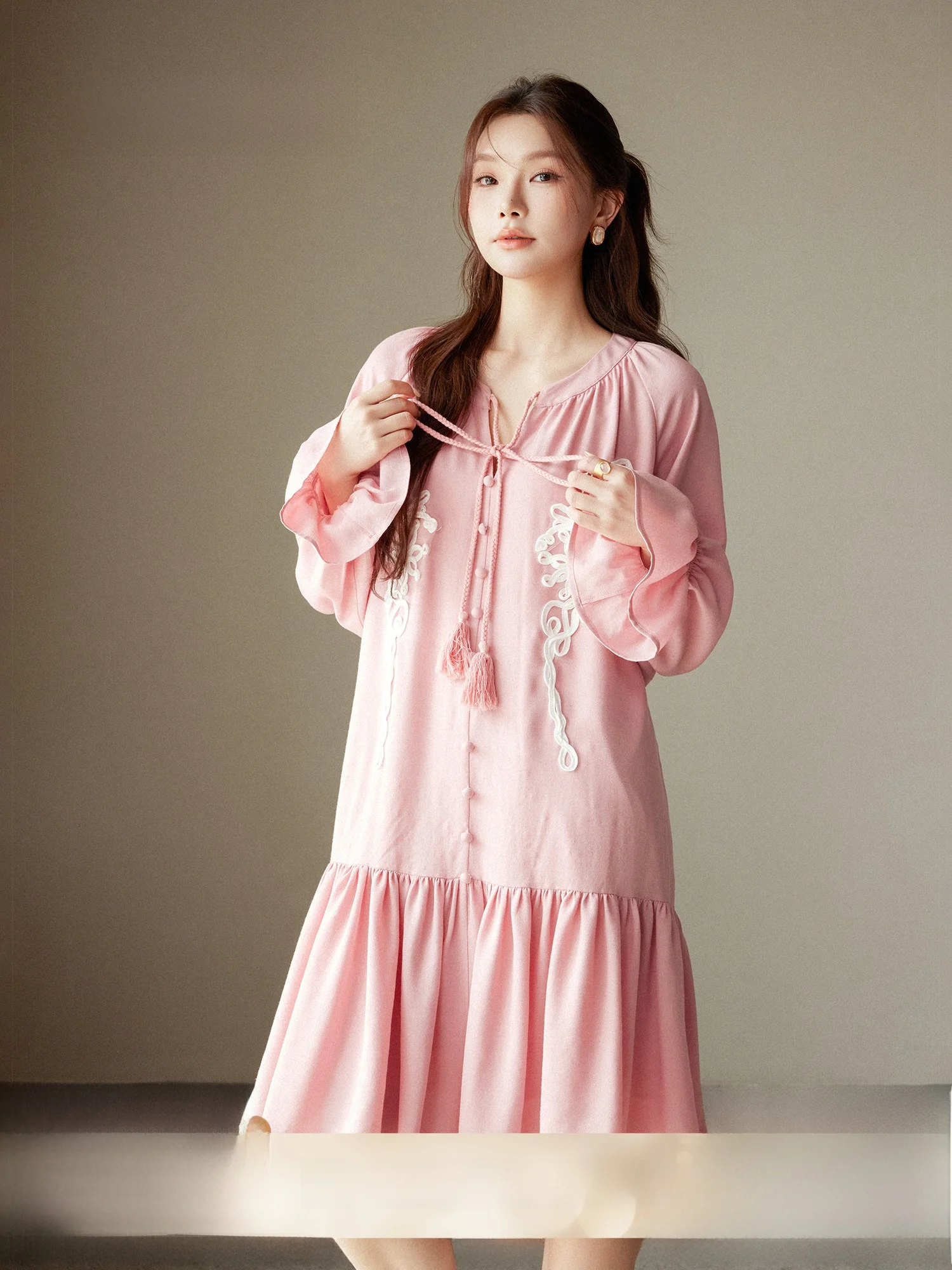 

Платье в богемном стиле из смесового льна Plusmall Ramble Rose, повседневное, стандартного кроя, с длинным рукавом, V-образным вырезом, А-образной юбкой, на одной пуговице