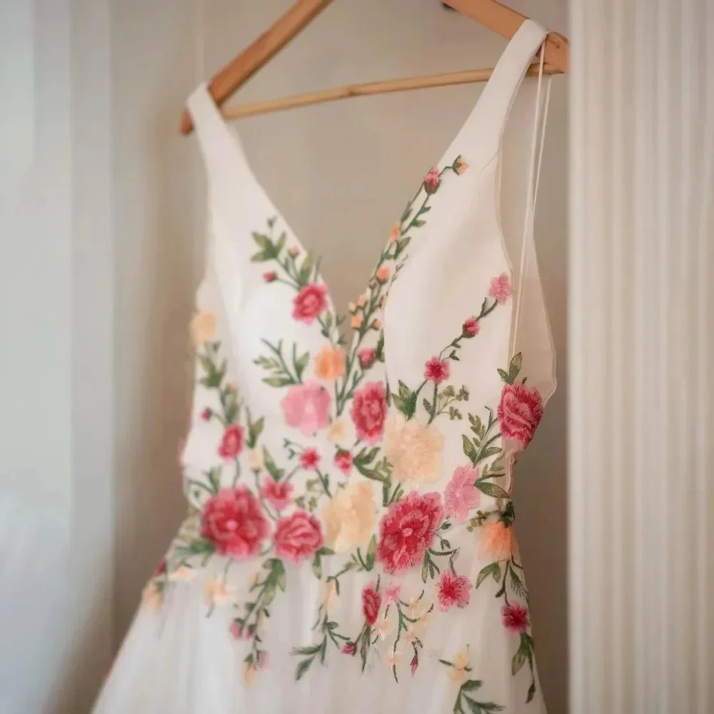 Tokyo Customized White V-Neckline Wedding Dress Sleeveless Backless Elegant Bridal Gown 2025 Court Train A-Line Wedding Gown