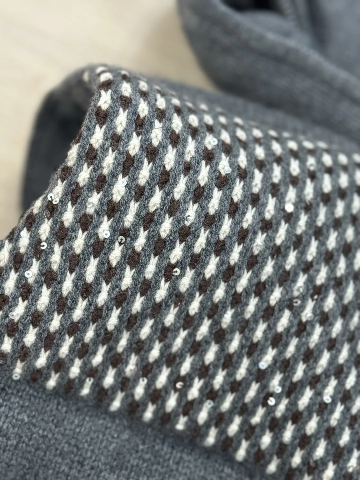 Novo outono e inverno de alta qualidade lantejoulas embelezado colete com capuz puro cashmere malha ganso para baixo jaqueta cor correspondência