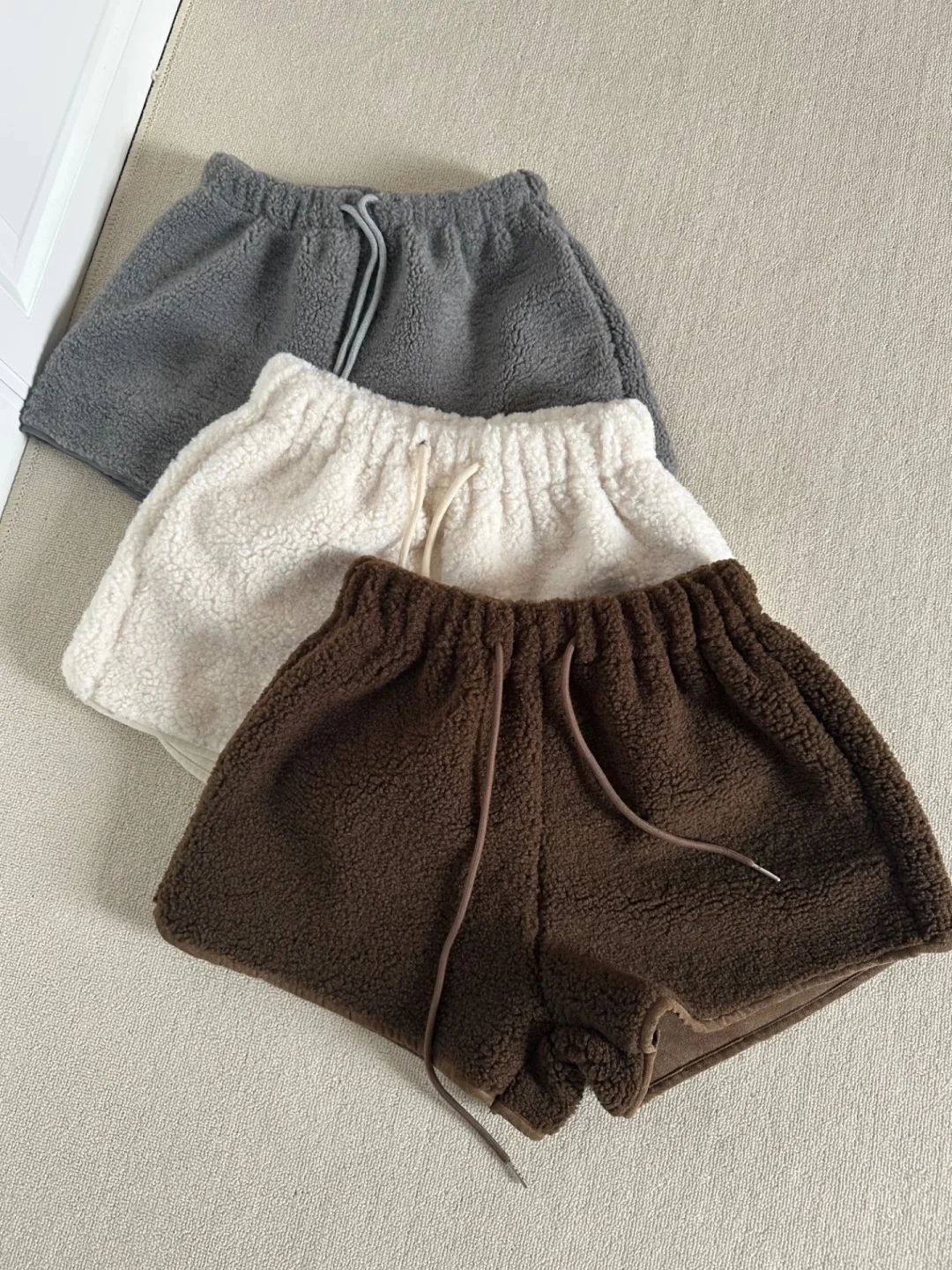 

Карамельные цвета, бархатные брюки из искусственного ягненка, повседневные прогулочные брюки трапециевидной формы с высокой талией для отдыха, прямые брюки из полиэфирного волокна...